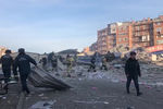 Сотрудники МЧС России разбирают завалы на месте взрыва в супермаркете на улице Гагкаева во Владикавказе, 12 февраля 2021 года 