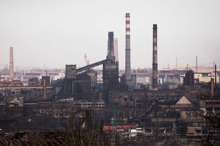 Вид на завод «Азовсталь» в Мариуполе, апрель 2022 года