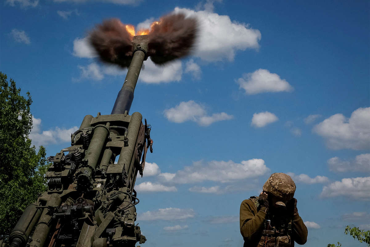 Украинские военнослужащие стреляют из гаубицы M777 вблизи линии фронта в Донецкой области, 6 июня 2022 года