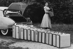 Актриса Джина Лоллобриджида стоит рядом с чемоданами, которые удивительным образом помещаются в багажник Citroen DS 19, 1955 год 