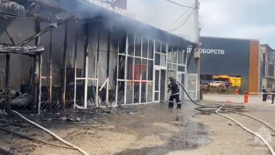 Очевидцы пожара в Краснодаре сообщили, что в магазине "Светофор" замкнул трансформатор