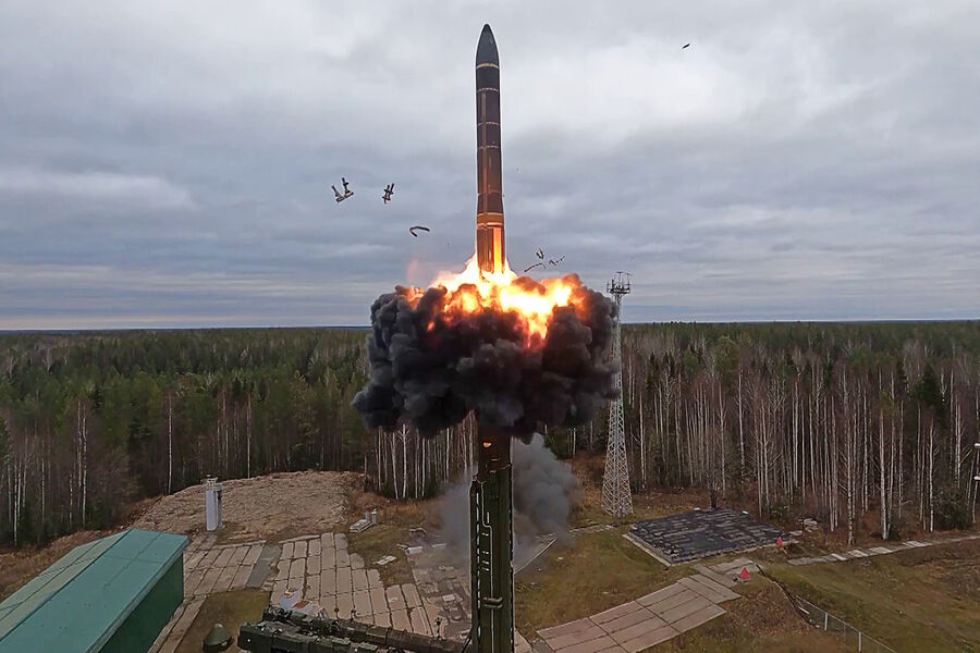 Пуск из подвижного грунтового ракетного комплекса (ПГРК) «Ярс» с космодрома Плесецк по полигону Кура во время учений «Гром-2022»