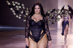 <b>Эшли Грэм (Ashley Graham)</b>
<br><br>
Одна из самых известных моделей размера «плюс» родилась 30 октября 1987 года и выросла в штате Небраска. В модельный бизнес попала уже в возрасте 12 лет — представители агентства I & I заметили Грэм в торговом центре в Омахе.
В начале карьеры модель снималась для глянцевых журналов. В 2010-х начала появляться в рекламных кампаниях — работала для брендов Levi's, Marina Rinaldi, крупных американских универмагов. В 2012 году в Нью-Йорке появились постеры с рекламой производителя одежды и белья для крупных женщин Lane Bryant с изображением Грэм. Это сделало ее узнаваемой.
<br><br>
<b>На фото:</b> Эшли Грэм во время показа Victoria's Secret в Нью-Йорке, 2024 год