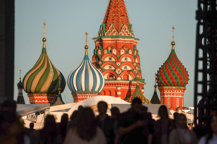 «Московские мусульмане» нарисовали полумесяцы на храме Василия Блаженного. РПЦ возмутилась