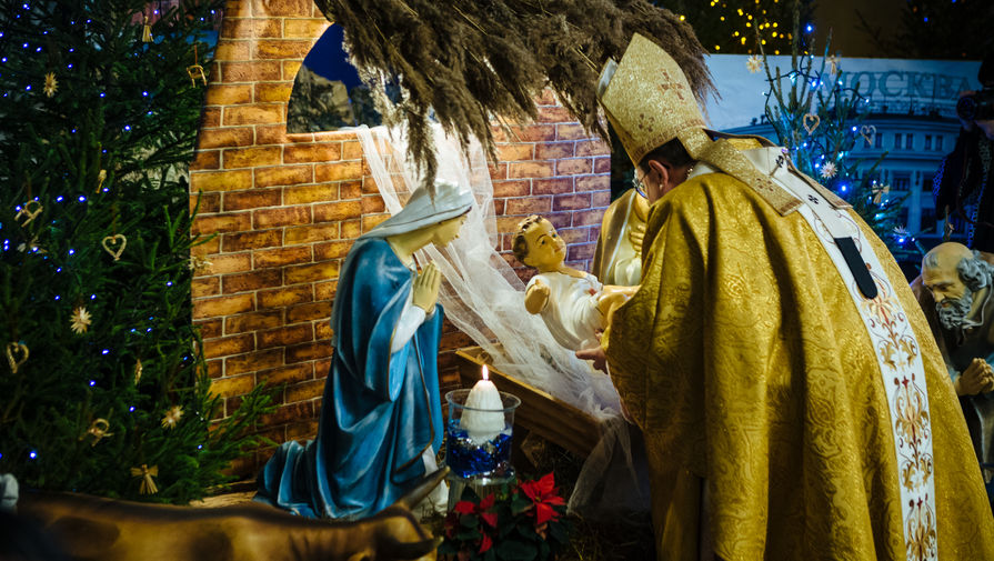 На рождественской мессе в римско-католическом костеле непорочного зачатия Пресвятой Девы Марии в Москве