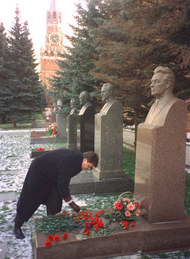 Андрей Брежнев, внук Леонида Ильича Брежнева, во время возложения цветов к&nbsp;могиле деда у&nbsp;Кремлевской стены, 1998 год