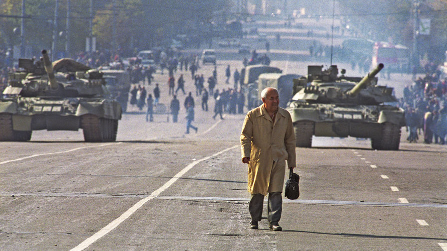 Танки на Ново-Арбатском мосту в Москве, 4 октября 1993 года