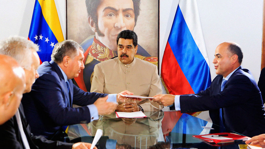 Президент Венесуэлы Николас Мадуро, глава «Роснефти» Игорь Сечин и министр нефти Венесуэлы, глава PDVSA Мануэль Кеведо во время в Майкетии, декабрь 2017 год