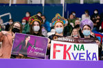 Фанаты Елизаветы Туктамышевой в кокошниках во время короткой программы женщин на этапе Гран-при в Сочи