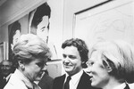 Энди Уорхол (справа) и Джейми Уайет (в центре) разговаривают с Анджелой Лэнсбери в Нью-Йорке во время открытия выставки в галерее Коу Керр, 4 июня 1976 года