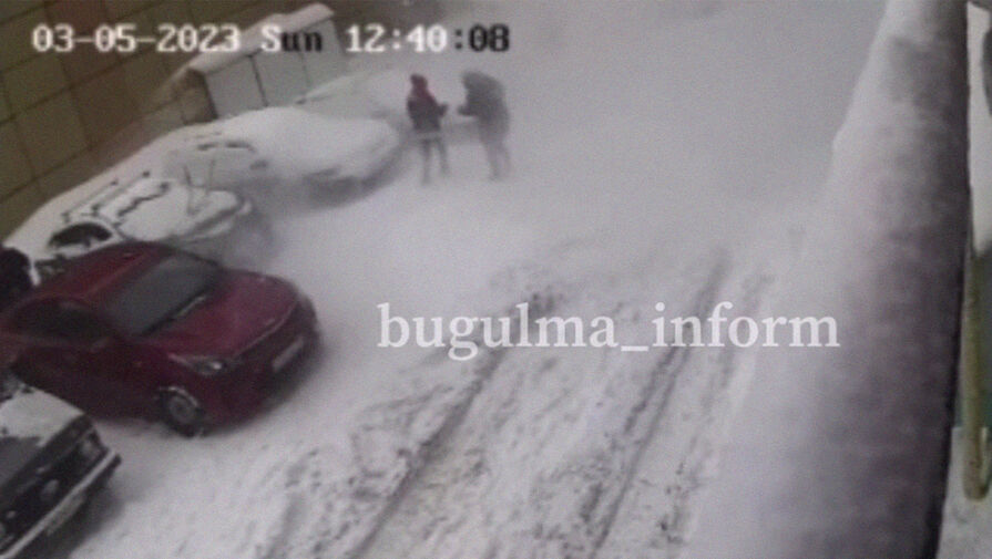 В Бугульме снежная лавина с крыши дома едва не засыпала троих пешеходов
