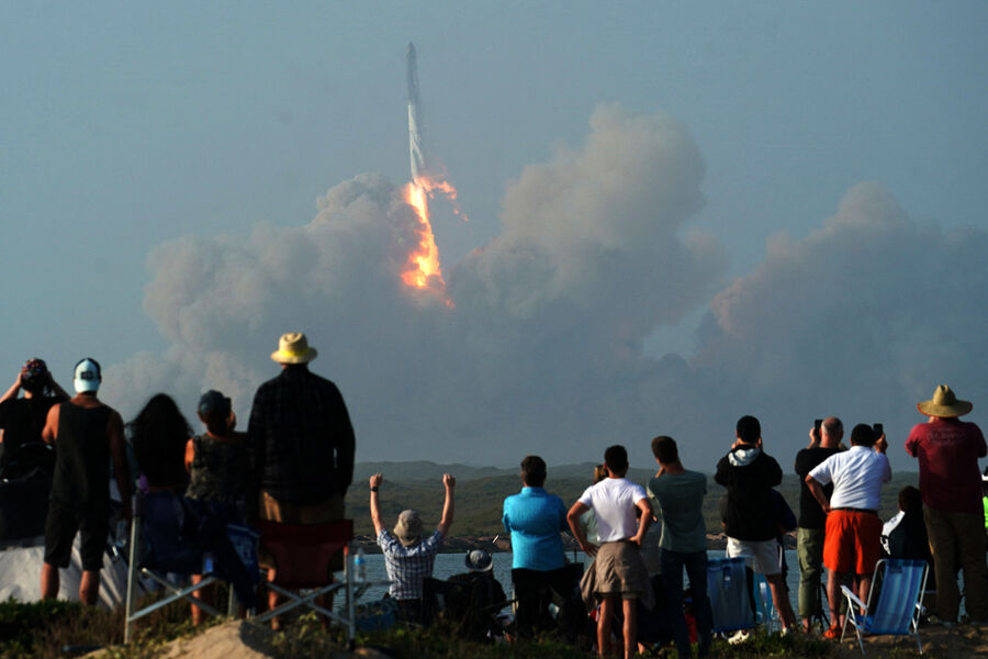 Ракета Starship во время старта, 20 апреля 2023 года
