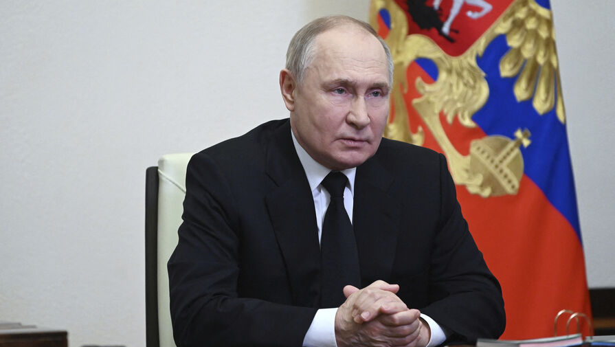 Путин призвал приоритетно направлять на зарплаты врачам полученные через ОМС средства