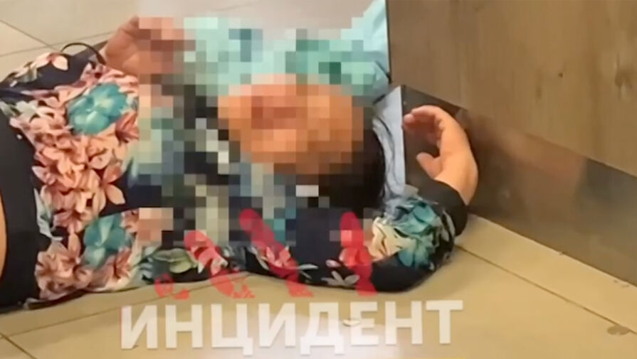Россиянка схватила за голову чужого ребенка в торговом центре