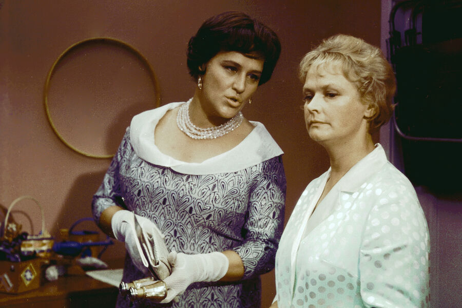 Актрисы Нонна Мордюкова в роли управдома Варвары Сергеевны (слева) и Нина Гребешкова в роли Нади Горбунковой (справа) в фильме Леонида Гайдая «Бриллиантовая рука», 1968 год