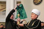 Адам Делимханов (слева) и Равиль Гайнутдин во время церемонии передачи волоса пророка Мухаммеда, подаренного главой Чечни Рамзаном Кадыровым Соборной мечети