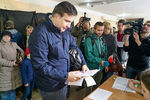 Губернатор Одесской области Михаил Саакашвили во время голосования на выборах в органы местного самоуправления на одном из избирательных участков Одессы