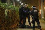 Полиция Парижа держит на прицеле человека около театра Bataclan, где взяты в заложники более 100 человек