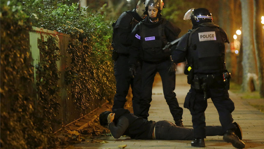 Полиция Парижа держит на&nbsp;прицеле человека около&nbsp;театра Bataclan, где взяты в&nbsp;заложники более 100&nbsp;человек