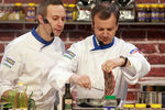 Повар Игорь Сусь и вице-премьер РФ Аркадий Дворкович (слева направо) во время приготовления блюд из российских продуктов в рамках ежегодной продовольственной выставки