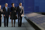 Президент США Барак Обама с супругой Мишель, Джордж Буш с супругой Лорой возле Национального мемориала и музея 11 сентября в Нью-Йорке