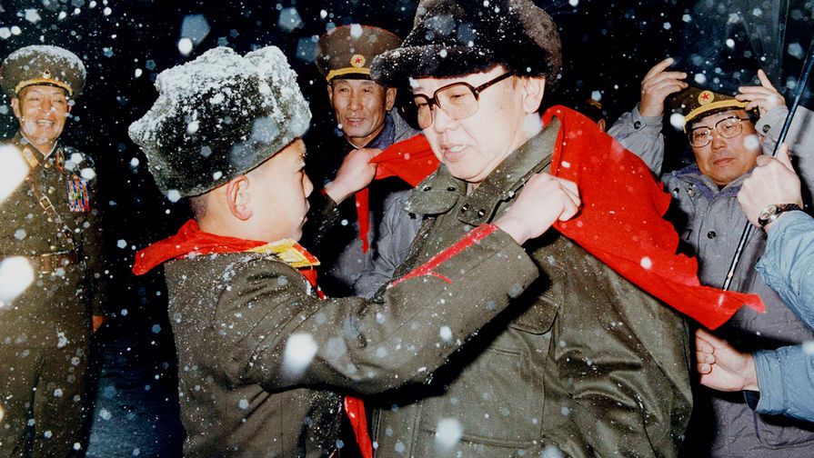 Архивная фотография Ким Чен Ира, опубликованная Центральным новостным агентством Северной Кореи 26 декабря 2011 года