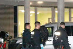 Полиция выводит преступника из здания Schlosspark-Klinik