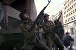 Солдаты армии правительства во время боя в центре Бухареста, 23 декабря 1989 года