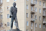 Памятник космонавту Юрию Гагарину скульптора Ю.Чернова на набережной Космонавтов в Саратове