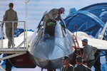 Мужчины около истребителя Су-57 на международном военно-техническом форуме «Армия-2022» в