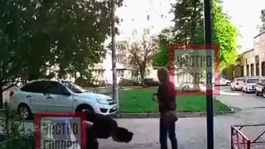 Жительница Уфы выволокла на улицу предполагаемую любовницу мужа и пинала ее по голове