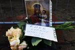 Цветы у посольства России в Киеве в память о погибших в результате теракта в метро Санкт-Петербурга