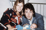 Пол и Линда Маккартни со своим новорожденным сыном Джеймсом, 1977 год