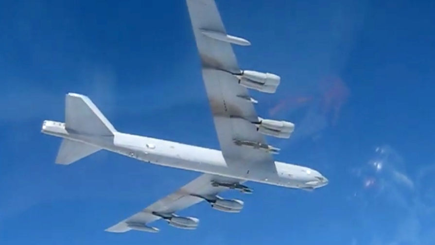 Стратегический бомбардировщик США B-52 совершает полет над Балтийским морем (кадр из видео)