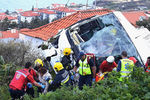 Экстренные службы на месте аварии с участием автобуса в муниципалитете Санта-Круш на португальском острове Мадейра, 17 апреля 2019 года