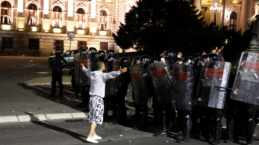 Массовые беспорядки в&nbsp;Белграде из-за решения властей ввести новые ограничения для&nbsp;борьбы с&nbsp;пандемией коронавируса, 7 июля 2020 года 