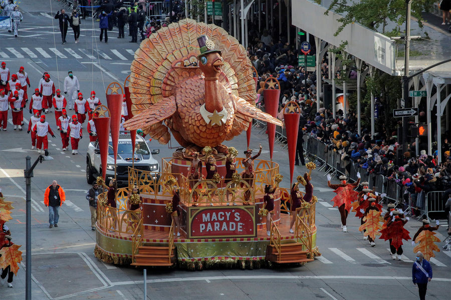 Фигура индейки, символа Дня благодарения, на&nbsp;95-м параде Мэйси, Нью-Йорк, США, 25&nbsp;ноября 2021&nbsp;года