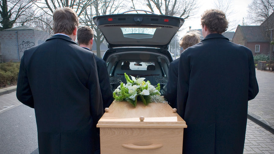 Волгоградские похоронщики перепутали покойных и отдали родственникам чужое тело