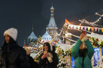 Новогодняя ярмарка на Красной площади в Москве, декабрь 2021 года