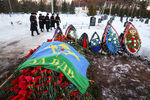 После похорон сержанта Ильнура Сибгатуллина на Аллее героев на мусульманском кладбище в Нижнекамске, Республика Татарстан