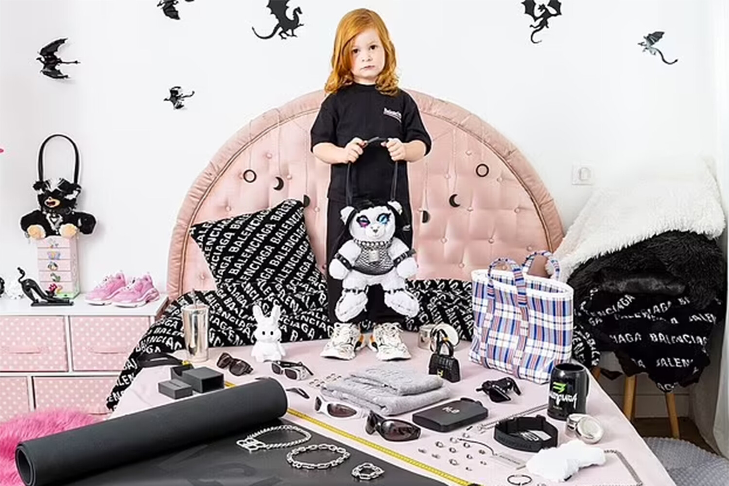 Бренд Balenciaga осудили за рекламу с детьми и плюшевыми мишками в БДСМ-бондаже  - Газета.Ru | Новости