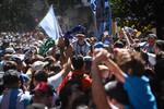 Аргентинские болельщики во время чемпионского парада в Буэнос-Айресе в честь победы национальной сборной в финале чемпионата мира — 2022 в Катаре, 20 декабря 2022 года