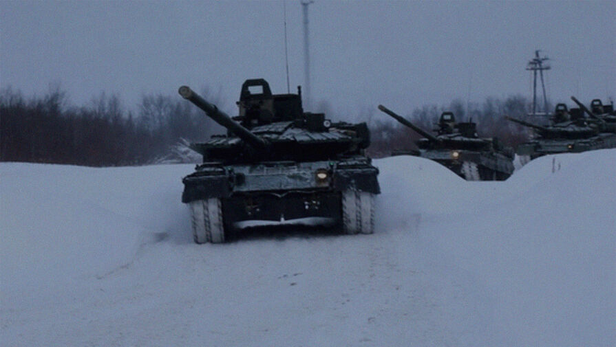 Военные арктической бригады учатся водить МТЛБ и танки Т-80 в условиях Заполярья