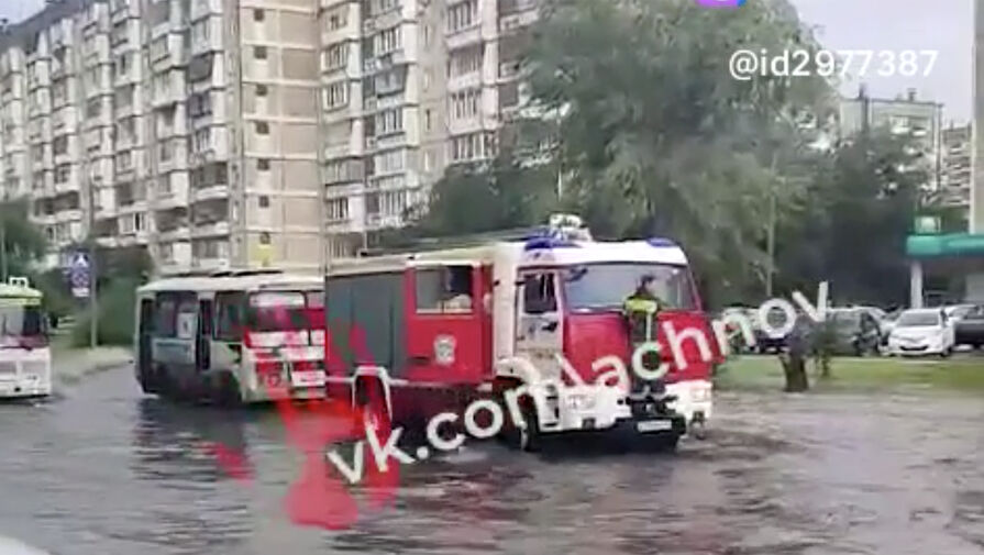 В Челябинске автобус с пассажирами не смог выбраться из лужи без помощи МЧС