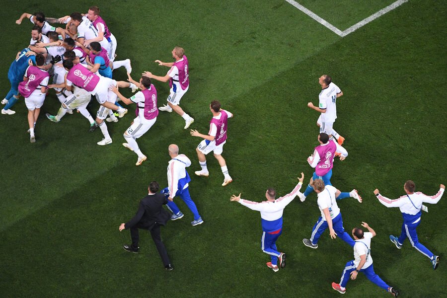 Игроки сборной России радуются победе в&nbsp;матче 1/8 финала чемпионата мира по&nbsp;футболу между&nbsp;сборными России и Испании на&nbsp;стадионе &laquo;Лужники&raquo; в&nbsp;Москве, 1&nbsp;июля 2018&nbsp;года