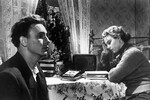 <b>«Весна на Заречной улице» (1956)</b>
<br><br>
Культовый фильм Марлена Хуциева и Феликса Миронера — классическая индустриализационная любовная драма. Выпускница педагогического института приезжает в молодой промышленный город, выросший вокруг металлургического комбината. Ее учениками становятся не дети, а сталевары — взрослые мужчины и женщины, которые женятся и сами рожают детей, выпивают, играют на гитарах и не умеют оформлять прямую речь. Один из них даже влюбляется в учительницу и крайне неудачно за ней ухаживает. Эту роль сталевара-передовика Саши Савченко исполнил как раз Рыбников.