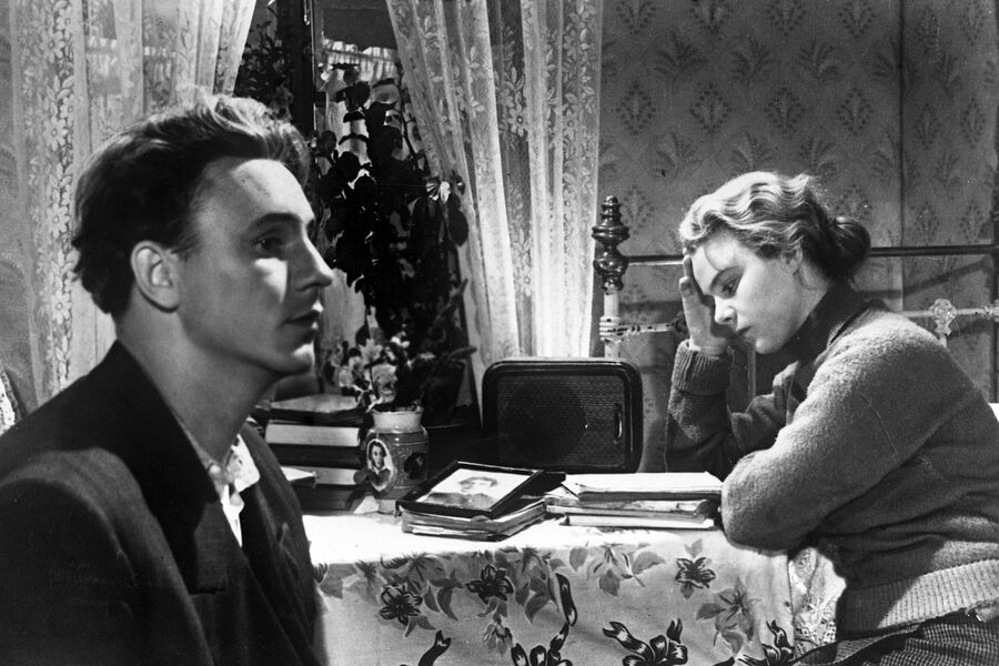 <b>«Весна на&nbsp;Заречной улице» (1956)</b>
<br><br>
Культовый фильм Марлена Хуциева и Феликса Миронера &mdash; классическая индустриализационная любовная драма. Выпускница педагогического института приезжает в&nbsp;молодой промышленный город, выросший вокруг металлургического комбината. Ее учениками становятся не дети, а сталевары &mdash; взрослые мужчины и женщины, которые женятся и сами рожают детей, выпивают, играют на&nbsp;гитарах и не умеют оформлять прямую речь. Один из&nbsp;них даже влюбляется в&nbsp;учительницу и крайне неудачно за&nbsp;ней ухаживает. Эту роль сталевара-передовика Саши Савченко исполнил как раз Рыбников.