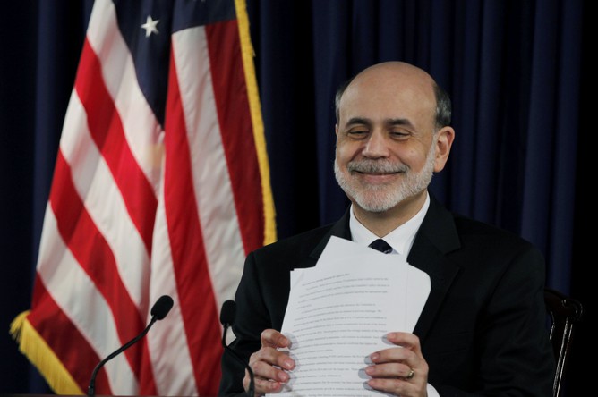 ФРС (на фото — её глава Бен Бернанке) улучшила прогноз экономики США на 2012 год