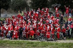 Участники велопробега в костюмах Санта-Клаусов