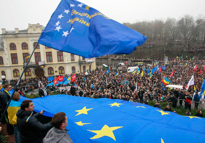 Сине-желтые цвета флагов Украины и Евросоюза &mdash; тренд Майдана-2013
